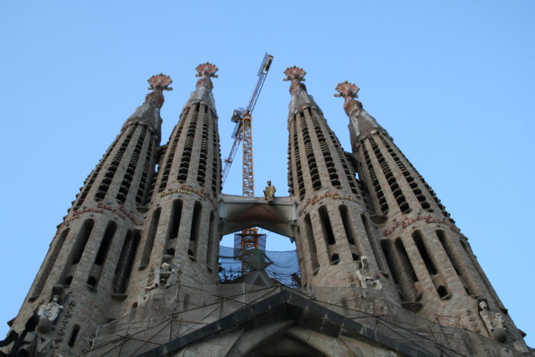 Lee más sobre el artículo LA SAGRADA FAMILIA, LA MÁS GRANDIOSA DE LAS OBRAS DE GAUDÍ